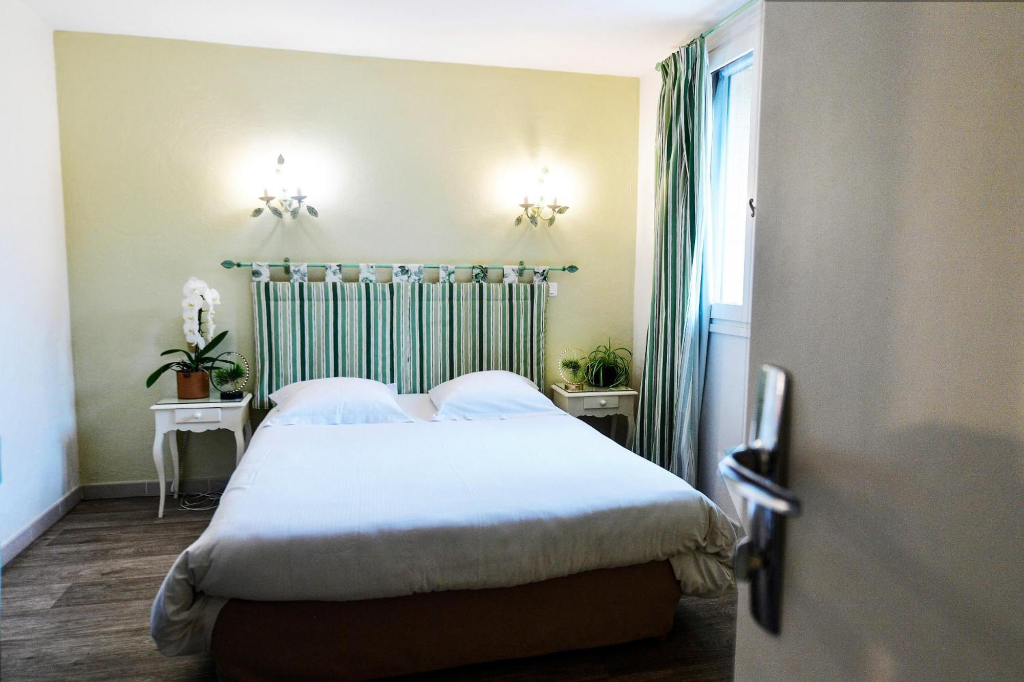 Le Mas Des Aigras - Hotel & Restaurant De Charme En Provence Orange  Ngoại thất bức ảnh